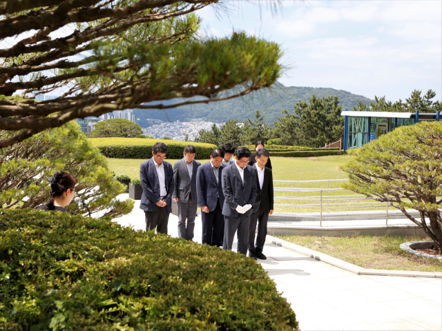 현충일을 앞둔 4일 부산 중앙공원 충혼탑을 찾은 부산지방조달청 관계자들이 호국영령을 기리며 참배하고 있다. 사진제공=부산조달청