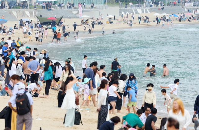 해운대·송정 해수욕장이 부분개장 후 첫 주말을 맞은 2일 오후 부산 해운대구 해수욕장에서 피서객들이 초여름 더위를 식히고 있다. 연합뉴스