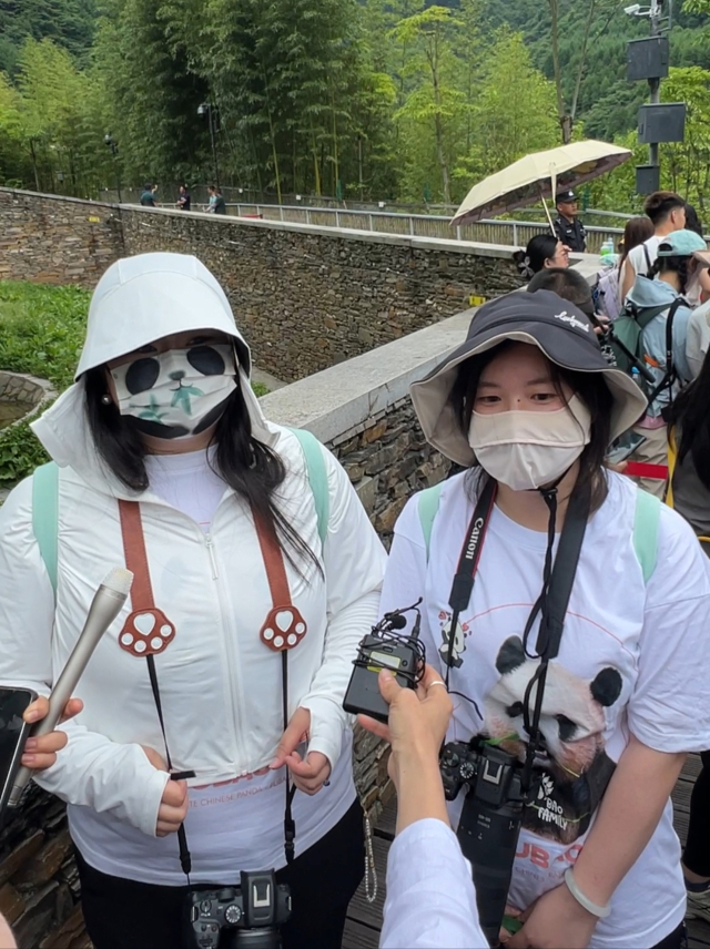 푸바오가 일반에 공개된 12일 쓰촨성 청두 워룽 선수핑기지에서 푸바오 팬들이 인터뷰를 하고 있다. 김광수특파원