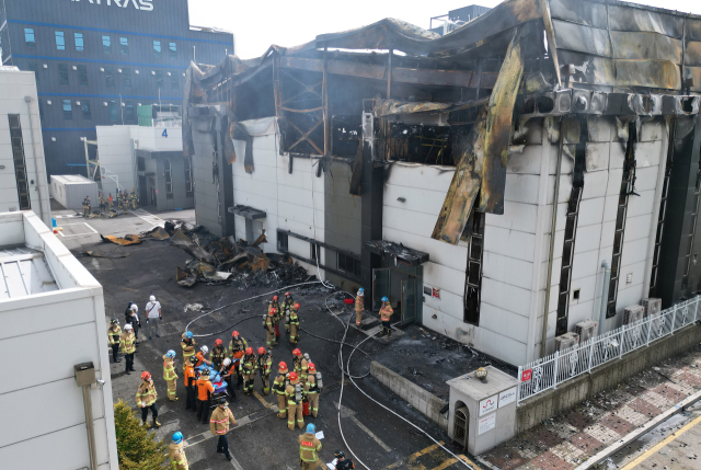 24일 경기 화성시 전곡산업단지 내 일차전지 제조 공장에서 화재가 발생, 소방대원들이 공장에 매몰됐던 실종자에 대한 구조작업을 벌이고 있다. 화성=오승현 기자