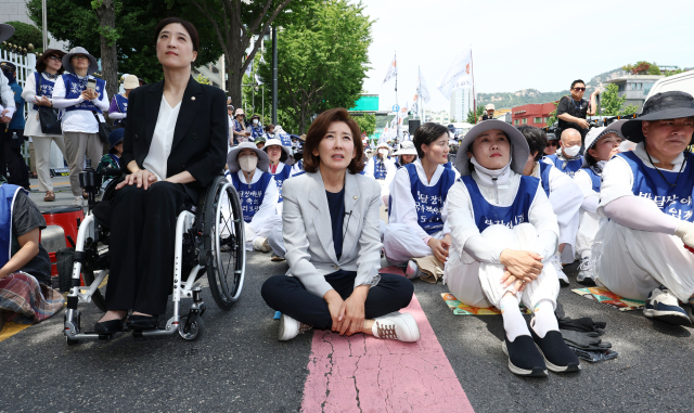 '원외' 한·원, 영남공략…'현역' 나·윤, 여의도 표몰이