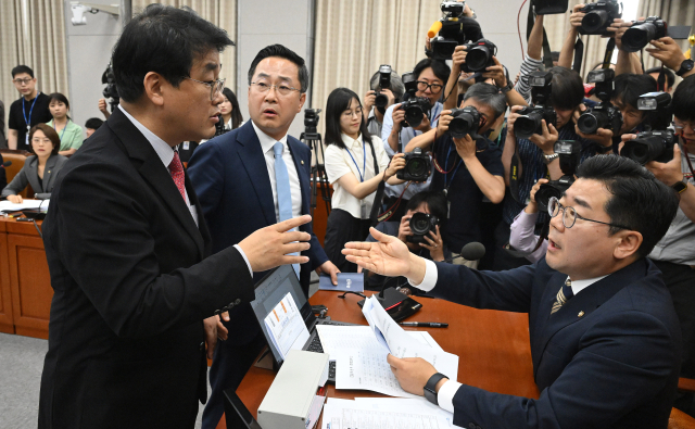 배준영(왼쪽) 국회운영위원회 여당 간사가 1일 서울 여의도 국회에서 열린 운영위 전체회의에서 박찬대(오른쪽) 위원장과 박성준(가운데) 야당 간사에게 의사진행 방식을 항의하고 있다. 오승현 기자 2024.07.01