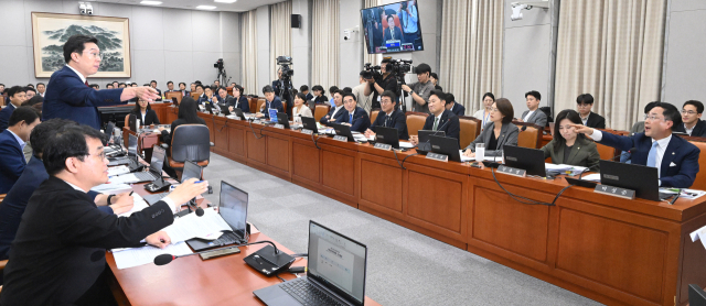 1일 서울 여의도 국회에서 열린 국회운영위원회 전체회의에서 여야가 서로 삿대질을 하며 설전을 벌이고 있다. 오승현 기자 2024.07.01