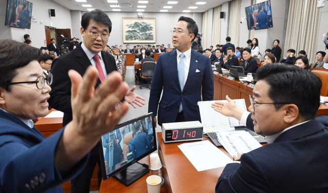 1일 서울 여의도 국회에서 열린 국회운영위원회 전체회의에서 임이자(왼쪽) 국민의힘 위원과 배준영(〃 두 번째) 여당 간사가 박찬대(오른쪽) 위원장에게 발언에 대한 사과를 요구하고 있다. 오승현 기자 2024.07.01