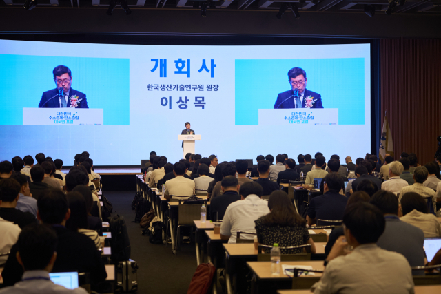 한국생산기술연구원 이상목 원장이 ‘대한민국 수소경제·탄소중립 대국민 포럼’에서 개회사를 하고 있다. 사진제공=한국생산기술연구원