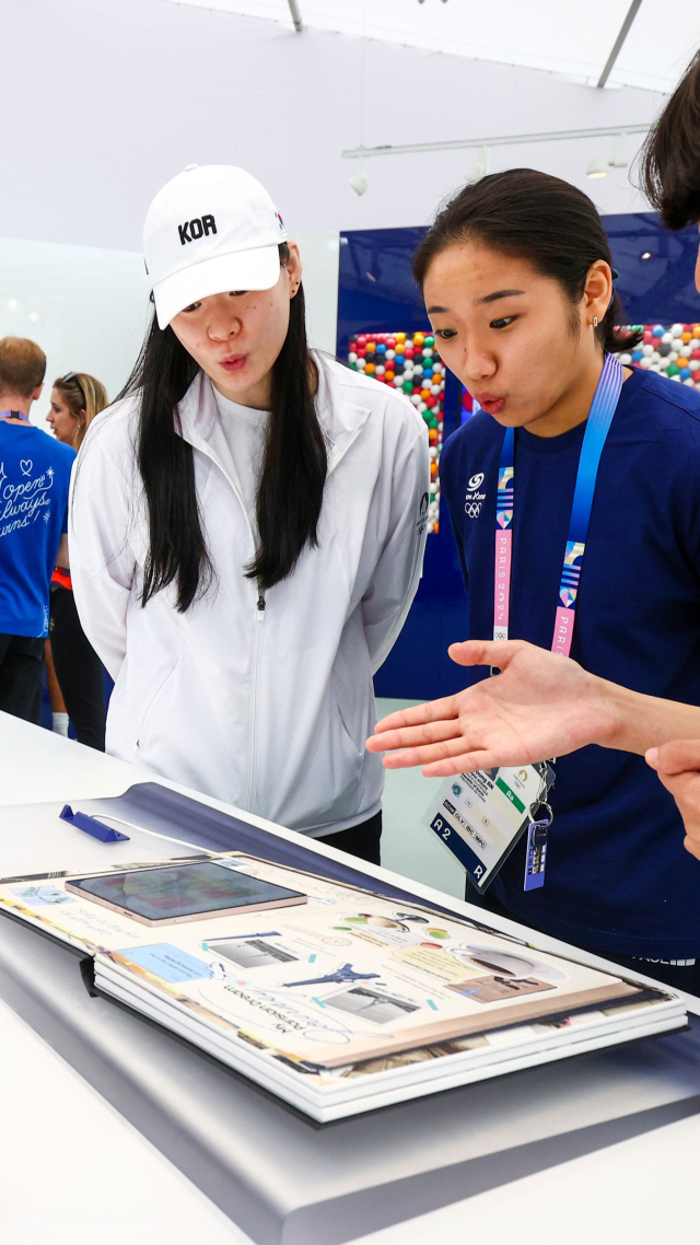 지난달 25일(현지시간) 팀 삼성 갤럭시 멤버인 안세영(오른쪽)선수가 2024 파리 올림픽·패럴림픽 선수촌 내 삼성 올림픽 체험관에서 갤럭시 AI의 다양한 기능을 체험하고 있다. 연합뉴스