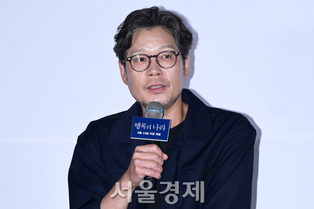 배우 유재명이 6일 오후 서울 용산구 CGV 용산아이파크몰에서 진행된 영화 ‘행복의 나라’(감독 추창민) 언론배급시사회 및 기자간담회에서 소감을 말하고 있다. 김규빈 기자 2024.08.06