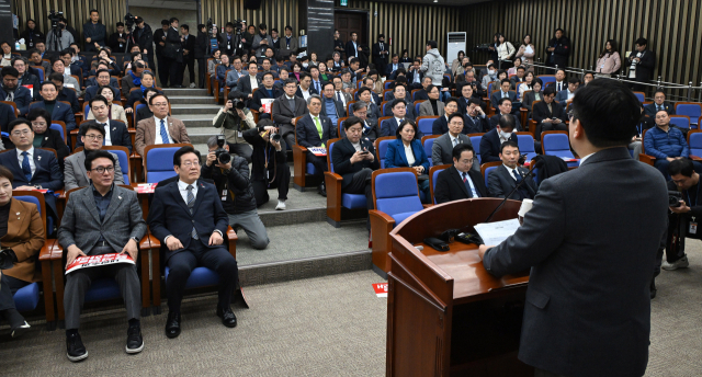 박찬대 더불어민주당 원내대표가 24일 국회에서 열린 의원총회에서 모두발언을 하고 있다. 오승현 기자 2024.12.24