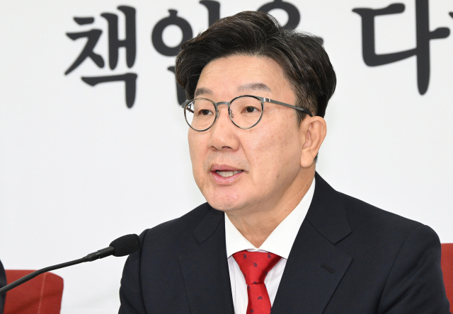 권성동 국민의힘 대표 권한대행 겸 원내대표가 24일 국회에서 민주당의 한덕수 대통령 권한대행에 대한 탄핵소추안 발의 등 현안 관련 기자간담회를 하고 있다. 오승현 기자