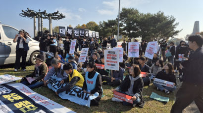 [영상] 대북전단 살포 ‘남남갈등’…주민이 트랙터 20대로 막았다