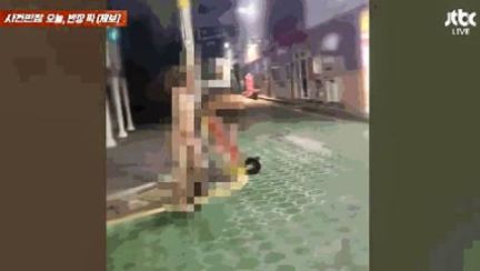 알몸으로 '터벅터벅' 번화가 다닌 남성…"입엔 거품·피" 경악 