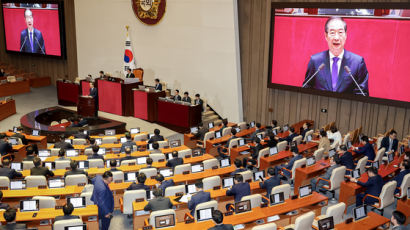 尹 "정부출범 2년반, 마음 편한 날 없었다"…시정연설 총리 대독