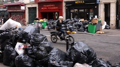 Les déchets s'accumulent en raison d'un mouvement de grève à Paris, le 10 mars 2023.