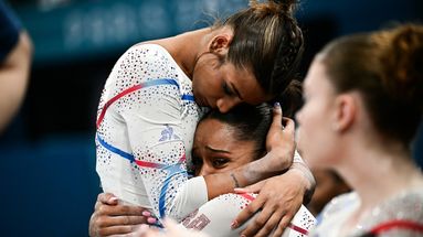 Les Françaises Marine Boyer et Mélanie De Jesus Dos Santos en larmes après leur passage catastrophique en qualification lors de l'épreuve de gymnastique artistique aux JO de Paris le 28 juillet 2024.