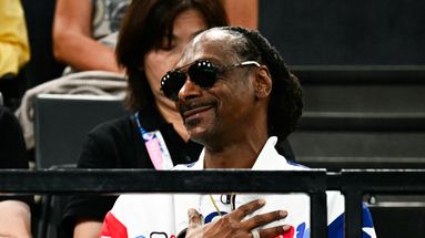 Le rappeur américain Snoop Dogg assiste aux qualifications de la gymnastique artistique féminine pour les JO 2024 à l'Accor Arena de Paris, le 28 juillet.