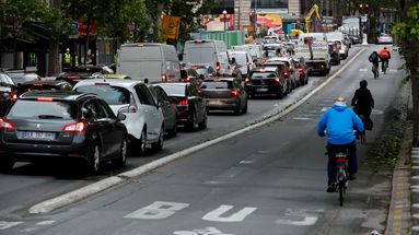 À Paris, la municipalité se montre réticente à ouvrir aux deux-roues électriques les voies de bus.