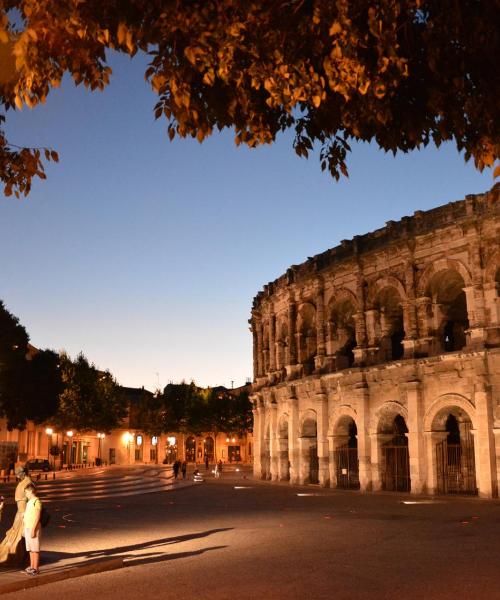 Una bellissima vista di Nîmes, dove l'aeroporto principale è Aeroporto di Nimes-Ales-Camargue-Cevennes