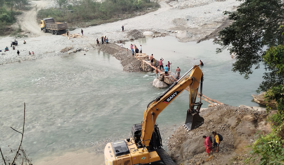 Building temporary wooden bridge over Rapti