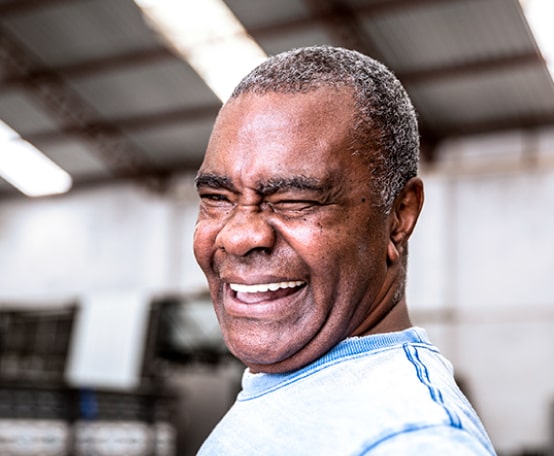 Homem sorrindo e piscando para a foto