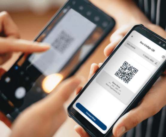 Celular escaneando Pix em QR code em outro celular