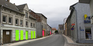 Ein Foto einer Straße, geschlossene Fensterscheiben und Türen sind farblich hervorgehoben