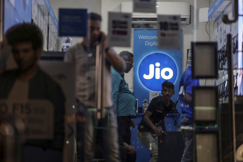 Reliance Jio, Airtel kick off Indian telecom price hike