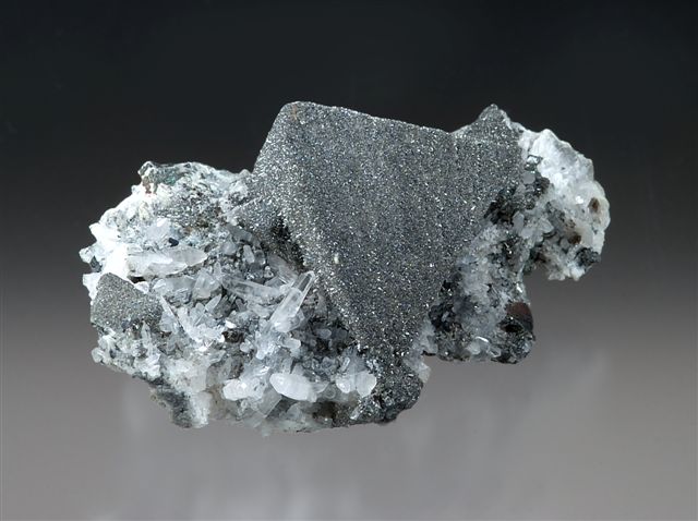 File:Tennantite-Quartz-18680.jpg