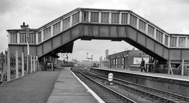 File:Broadfield railway station 1913583.jpg