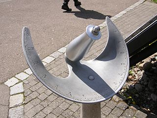 die Sonnenuhr vor dem Gebäude des Carl Zeiss Planetariums in Stuttgart