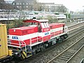 Deutsch: Hamburg: Lokomotive V2.024 der AKN Eisenbahn zieht eine Bettungsreinigungsmaschine.