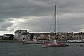 Le trimaran Veolia Environnement sortant du port de Concarneau