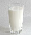 English: A glass of milk.