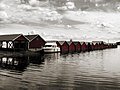 Suomi: Venevajoja puruvedellä Svenska: Sjöbodar vid Puruvesi sjön English: Boat Houses in Puruvesi lake