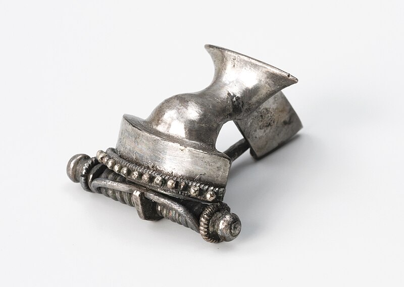 File:02024 Suebian fibula from Żelęcino.jpg