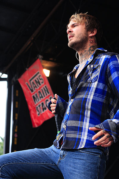 File:Craig Owens at Warped Tour 2009.jpg