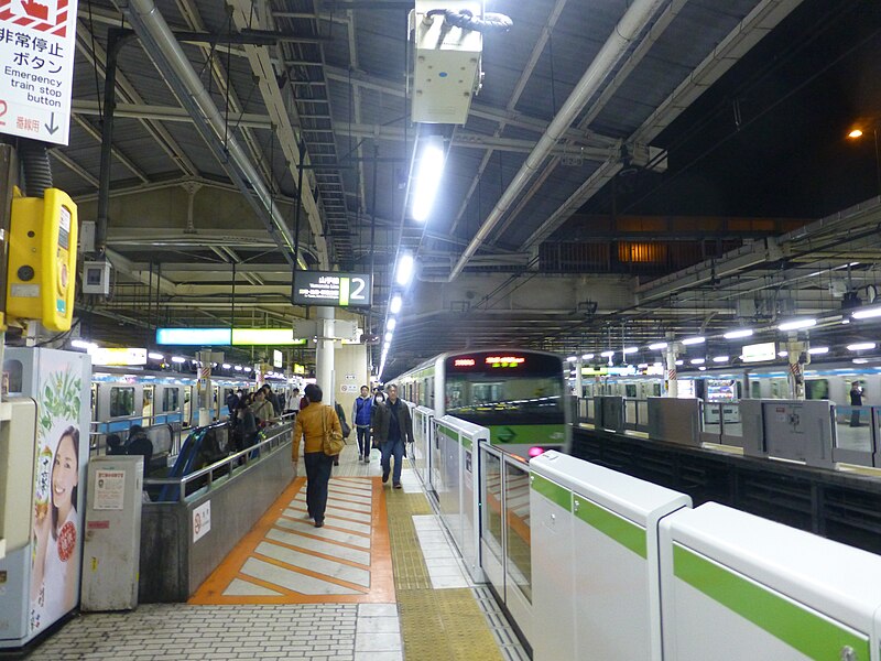 File:JRUenostation-platform-doors-night-march6-2016.jpg