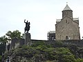 L'église Méthéki de la Vierge et la statue de Vorgang Gorgassali