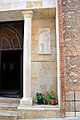 Detalle del pórtico de la iglesia parroquial de Santa Marina Virgen en Torrebaja (Valencia), con detalle del relieve de san Marina.