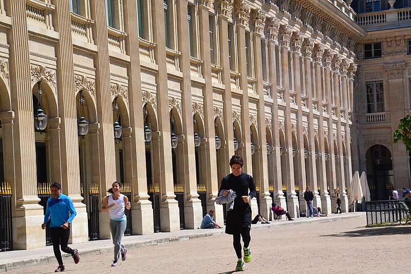 File:Joggers at the Palais Royal (27701777081).jpg