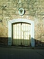 Puerta con escudo en Casa monumental.