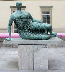 Henry Moore Die Liegende am Haupteingang zur Neuen Staatsgalerie