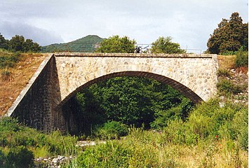 Eine steinerne Brücke der stillgelegten Oststrecke