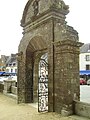 La porte d'entrée de l'enclos paroissial