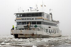 M/S Waxholm II på väg att lägga till vid Årsta brygga i mars 2010.