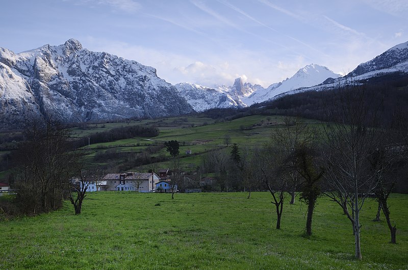 File:MiradorUrriellu - panoramio.jpg