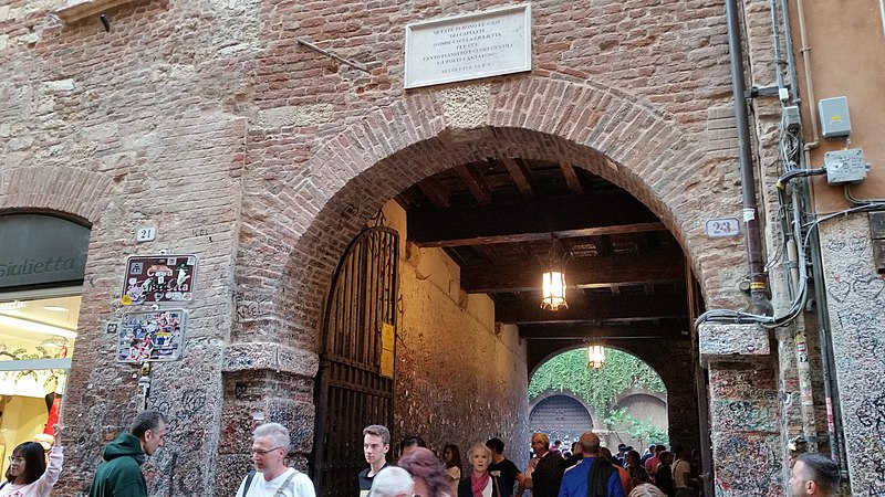 File:Casa di Giulietta Verona 1.jpg