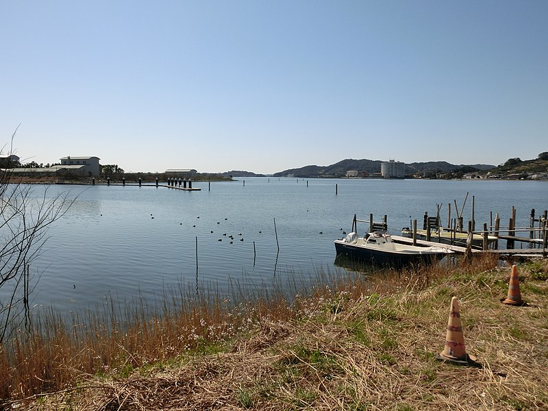 File:Lake Inohana 01.JPG