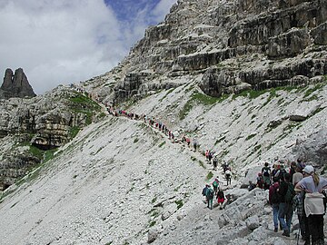 Fila di turisti alle Tre Cime. Warteschlange