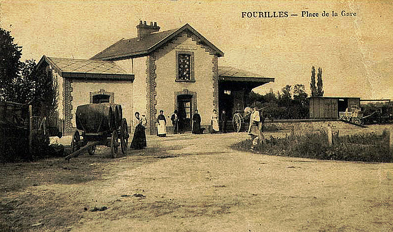 File:Fourilles, Trois pièces de saint-pourçain devant la gare.jpg