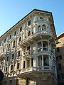 Palazzo in angolo piazza Manin-via Assarotti